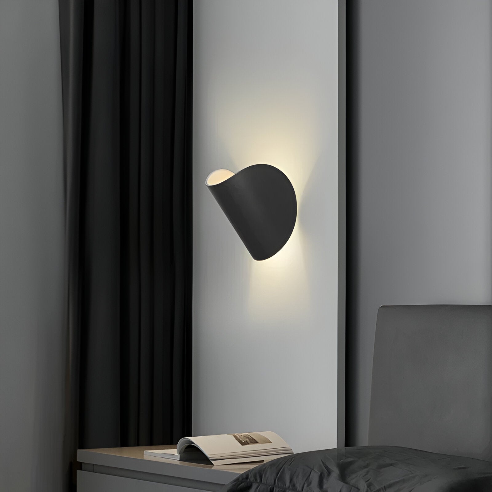 Maliben | Swivel Metal Wall Lamp With Curved Design, Ideal For Any Room