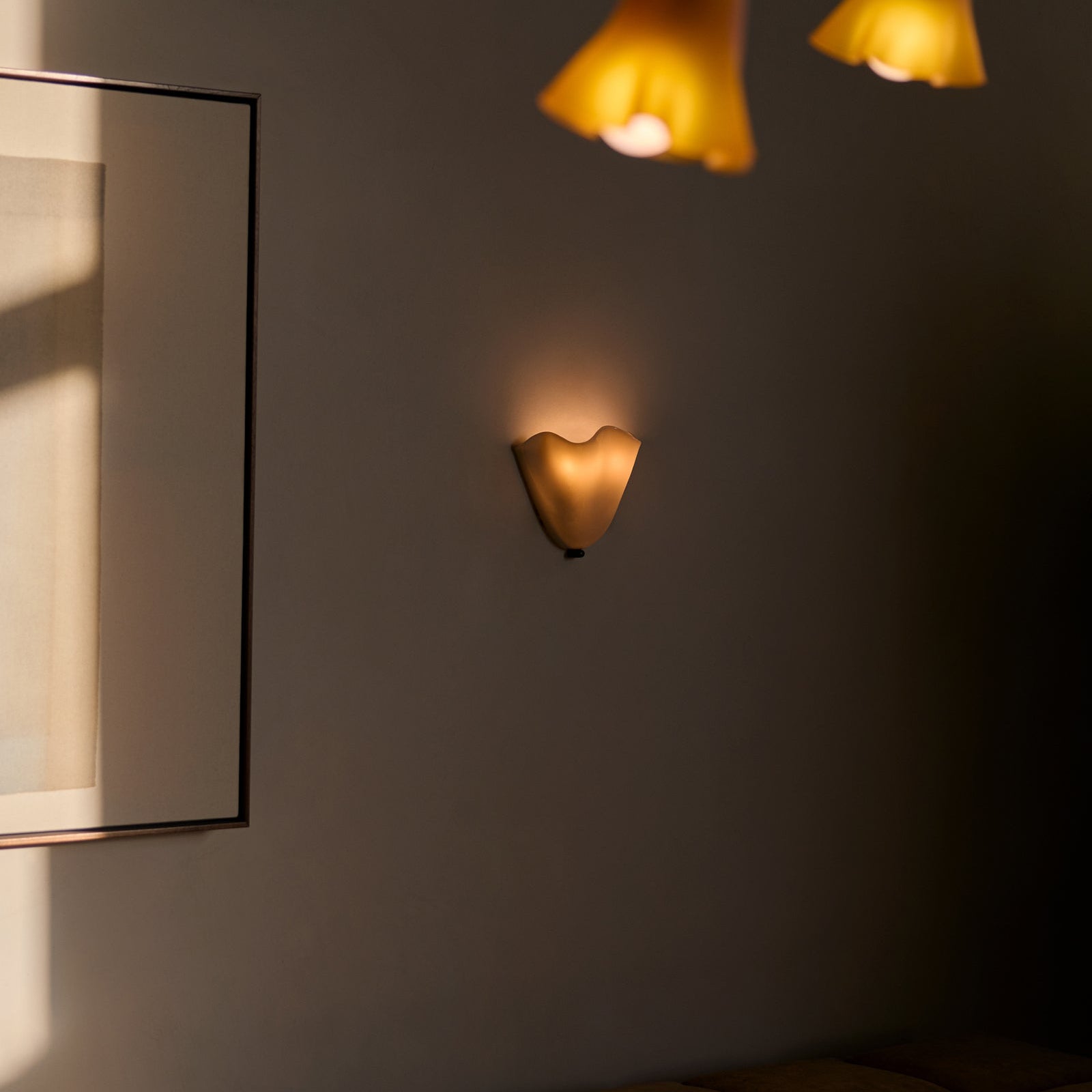 Maliben | Retro Wall Lamp Of Colored Glass In Skirt-Shaped Shell Pattern