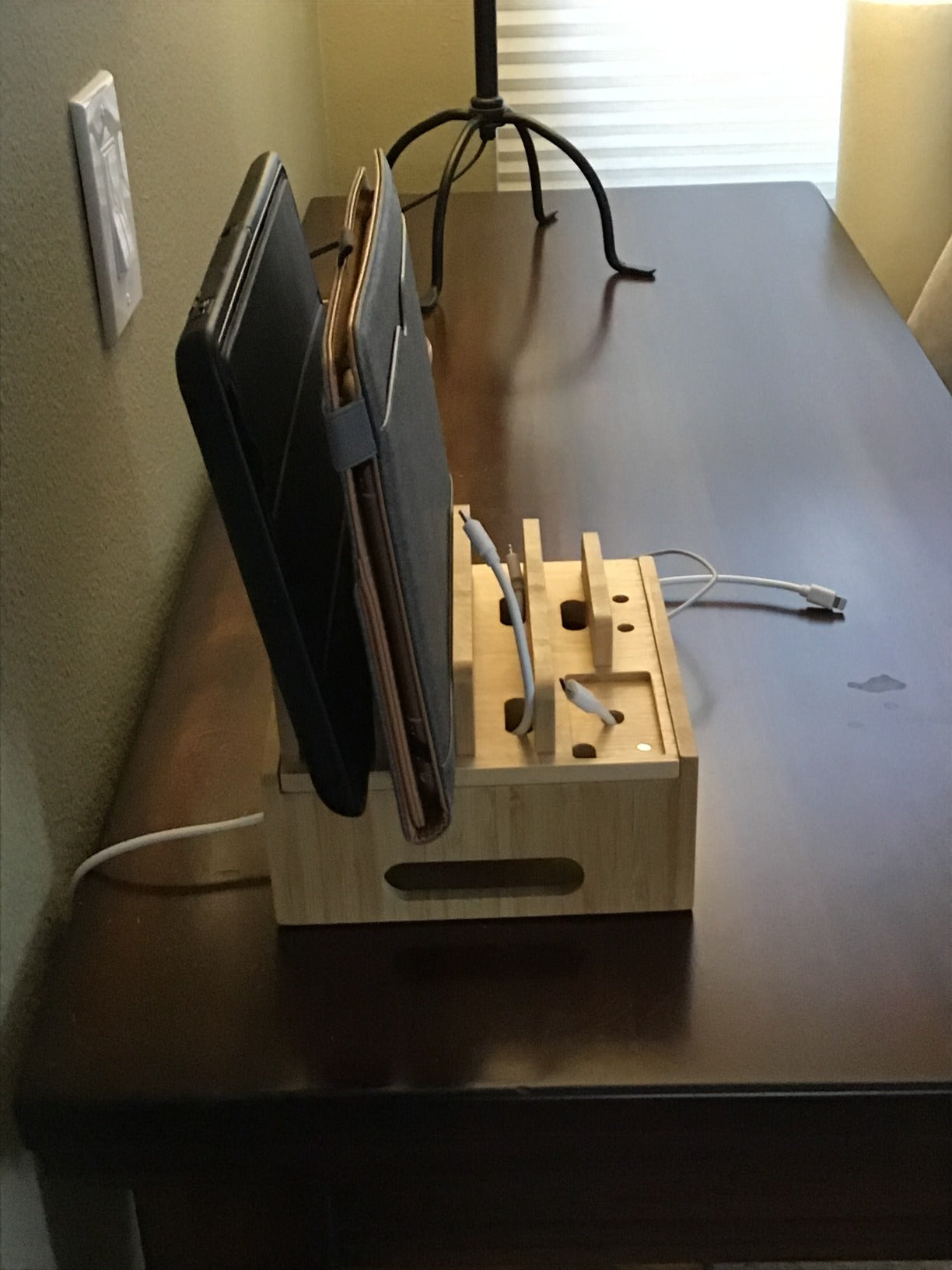 Maliben | Tekavo Chargedock Charging Station Made Of Bamboo | 5-Port Usb & Organizer | For Smartphone, Tablet & Smartwatch | Incl. Cable Set