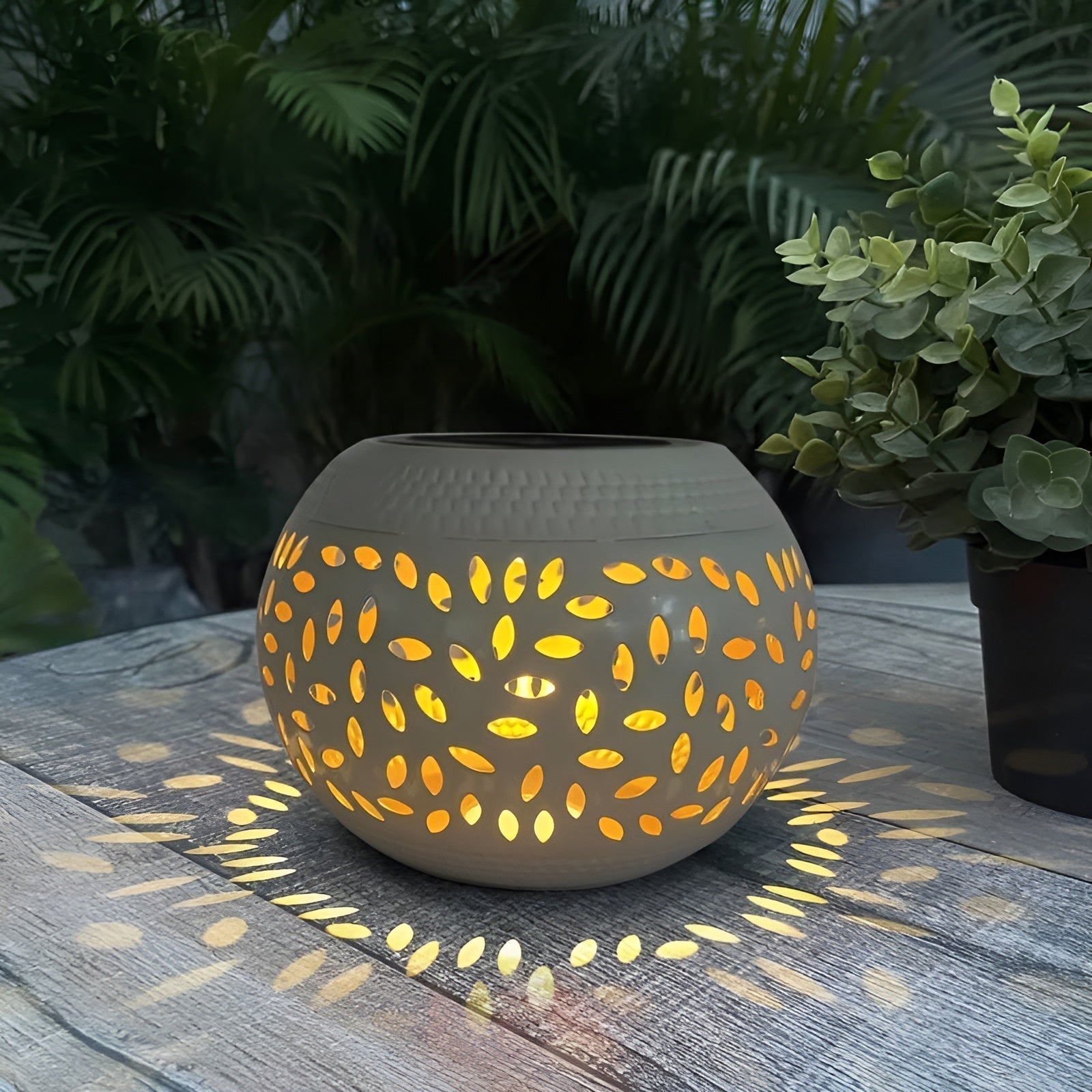 Maliben | Elegant Solar Garden Light With Dots - Atmospheric Outdoor Lighting