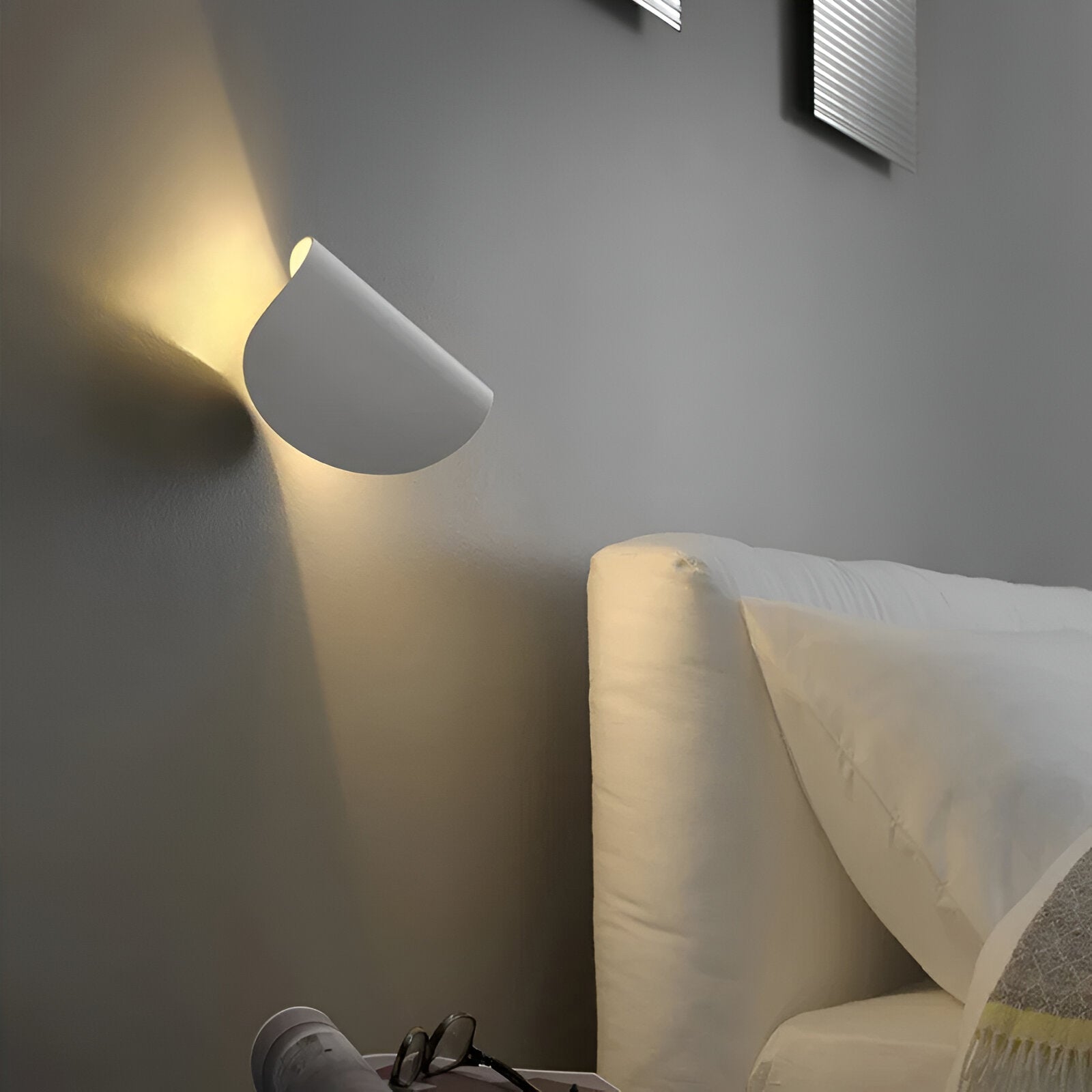 Maliben | Swivel Metal Wall Lamp With Curved Design, Ideal For Any Room