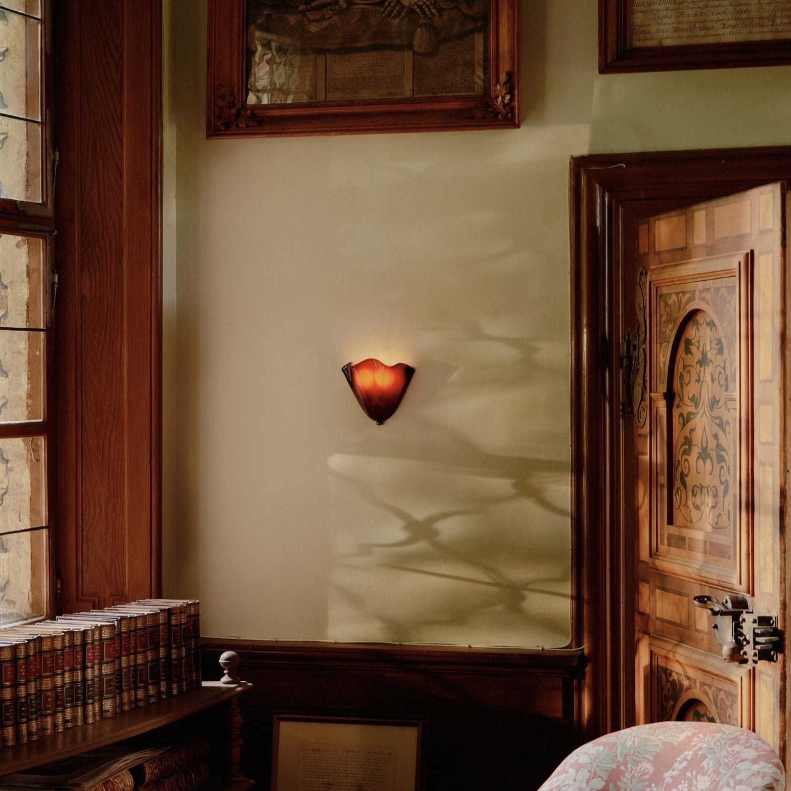 Maliben | Retro Wall Lamp Of Colored Glass In Skirt-Shaped Shell Pattern