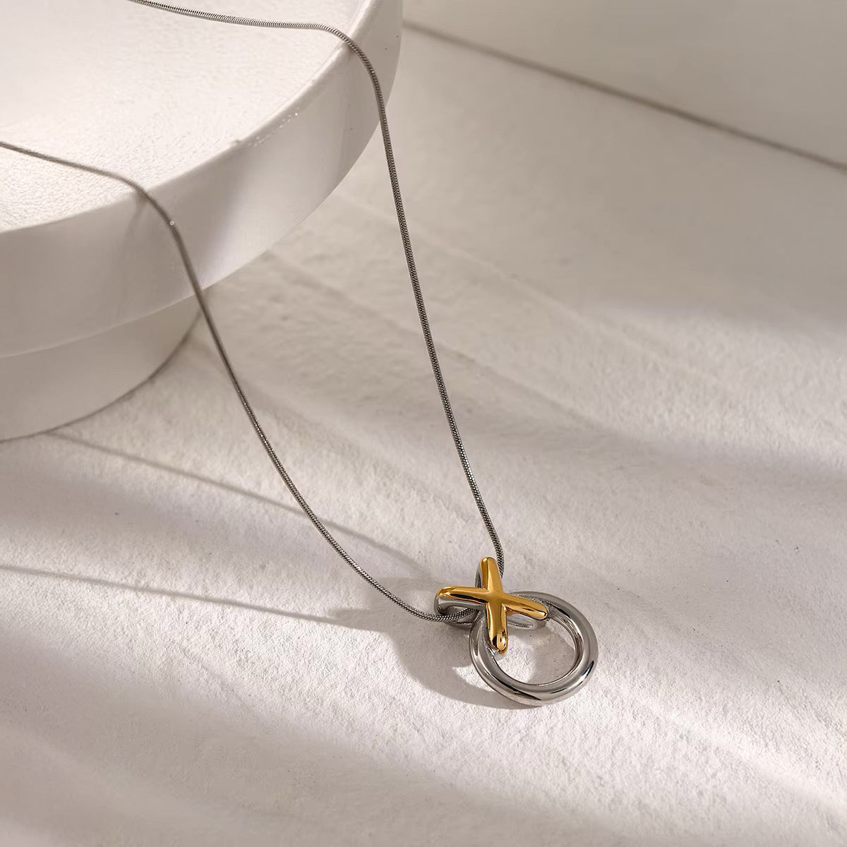Maliben | Elegant Xo Interlaced Necklace