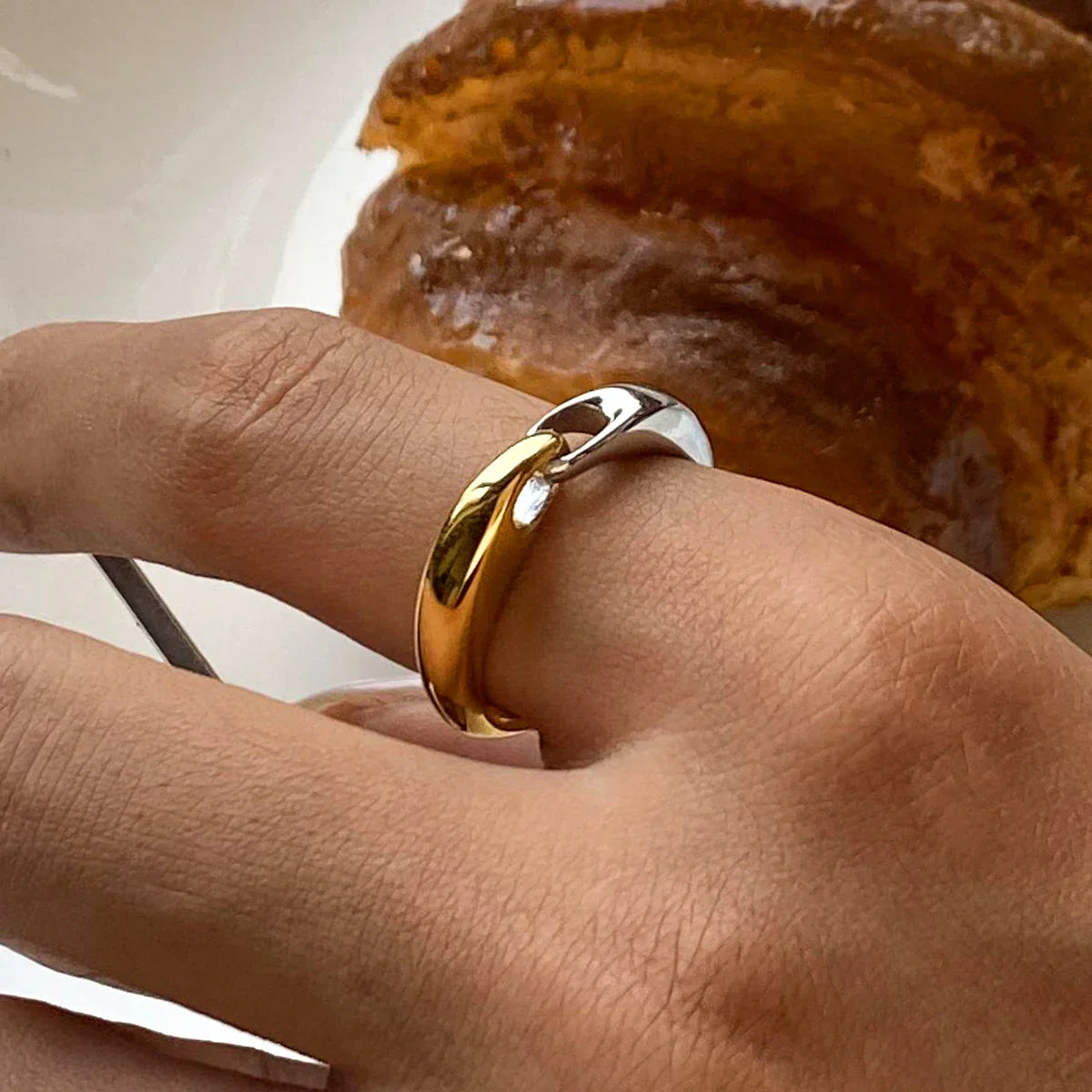 Maliben | Elegant Two Tone Buckle Link Ring