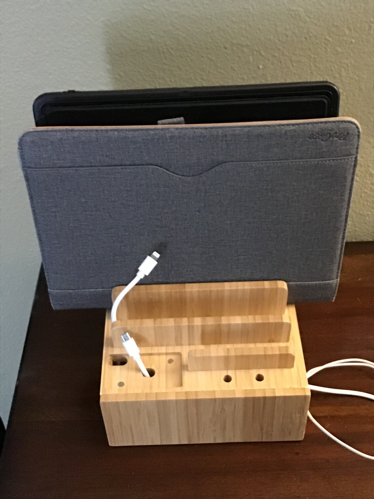 Maliben | Tekavo Chargedock Charging Station Made Of Bamboo | 5-Port Usb & Organizer | For Smartphone, Tablet & Smartwatch | Incl. Cable Set